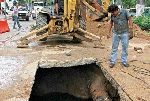 En Acapulco fuga de agua provoca hundimiento en avenida Miguel Alemán